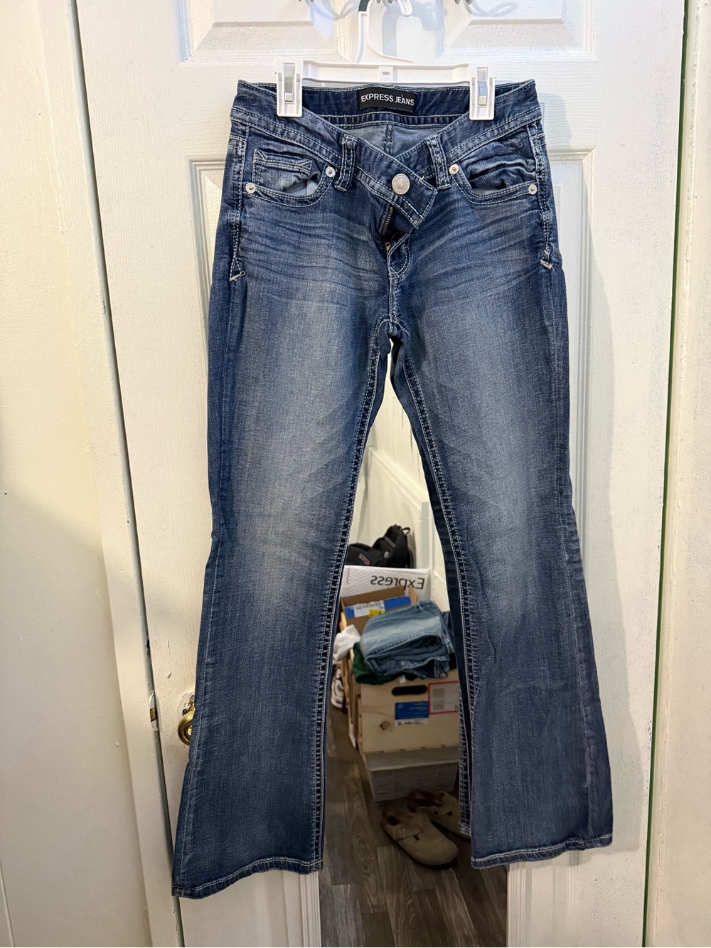Express Women's Mid-Rise Bootcut Jeans - Medium Blue Wash